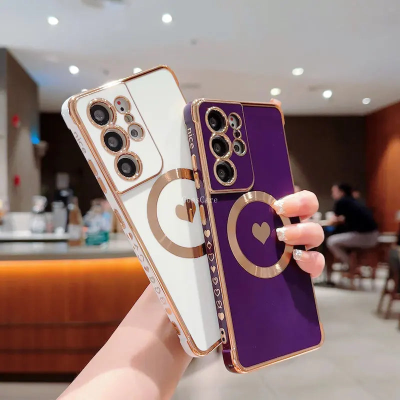Silicone phone case with wireless charging feature in heart shape by Corporación Turística, shown on a smartphone.