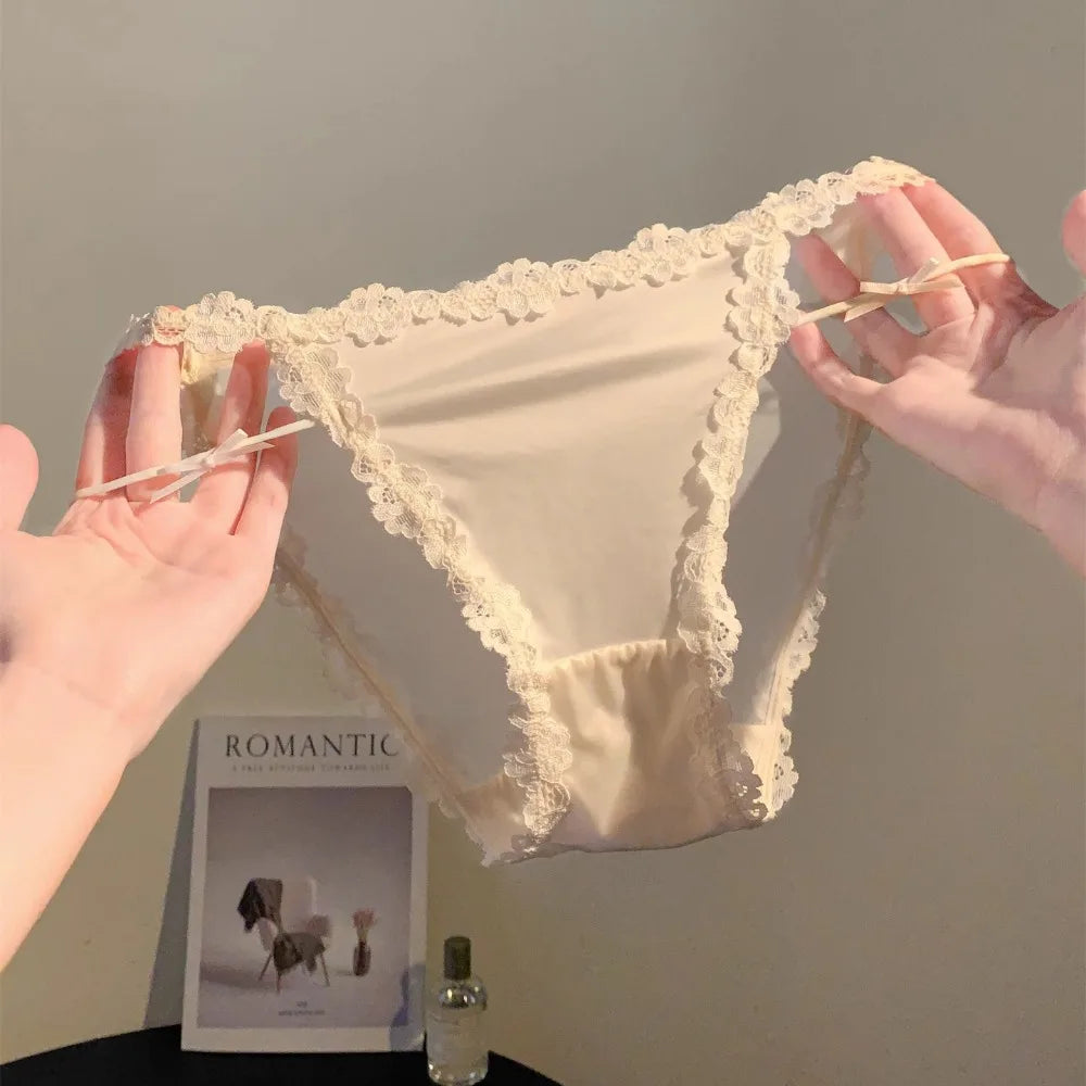 Lingerie bragas de encaje dulce y fino con diseño hueco, de Corporación Turística, mostrando detalles delicados y elegante estilo.
