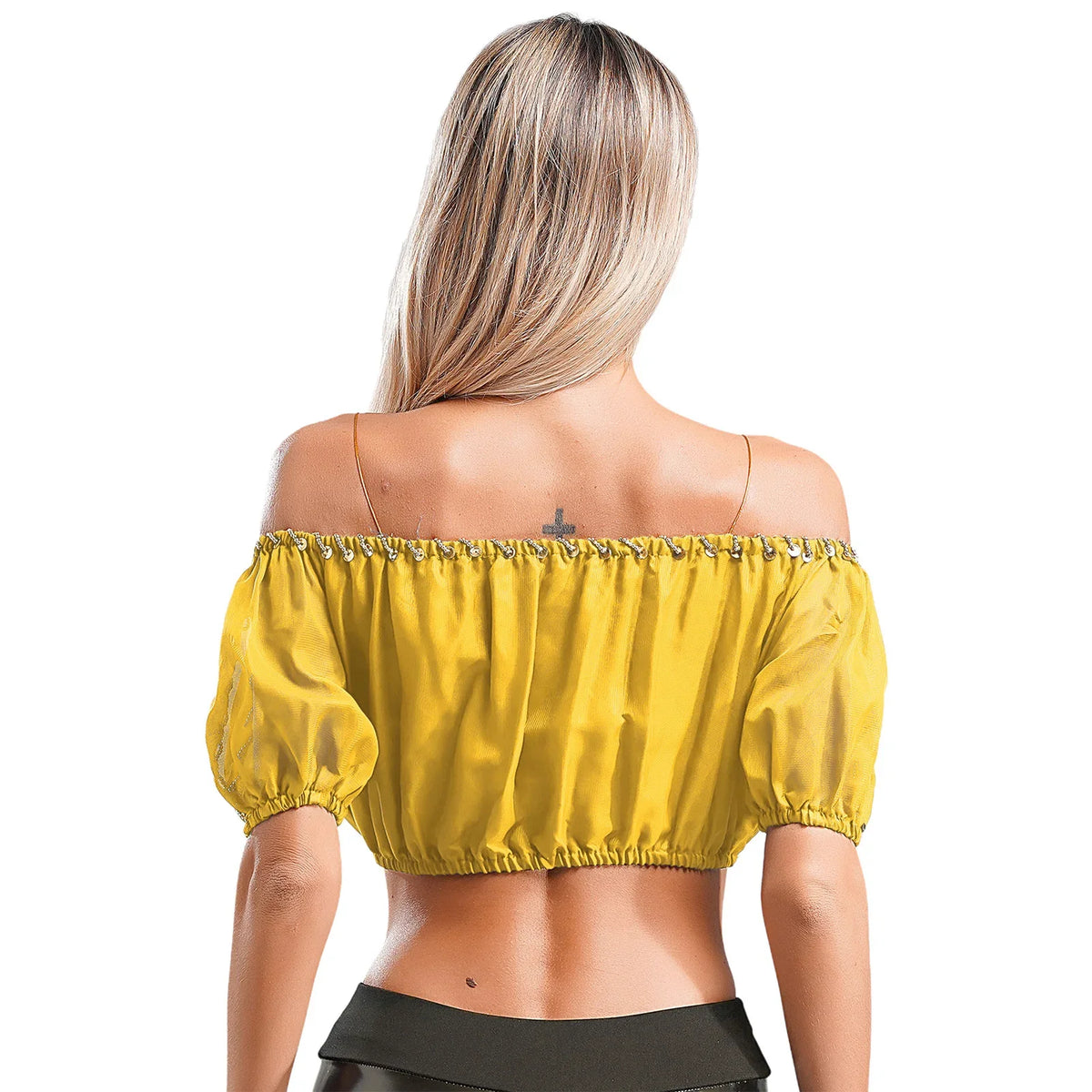 Señora usando un top corto de lentejuelas con estilo oriental, brillante y elegante, en color plateado para mujer.