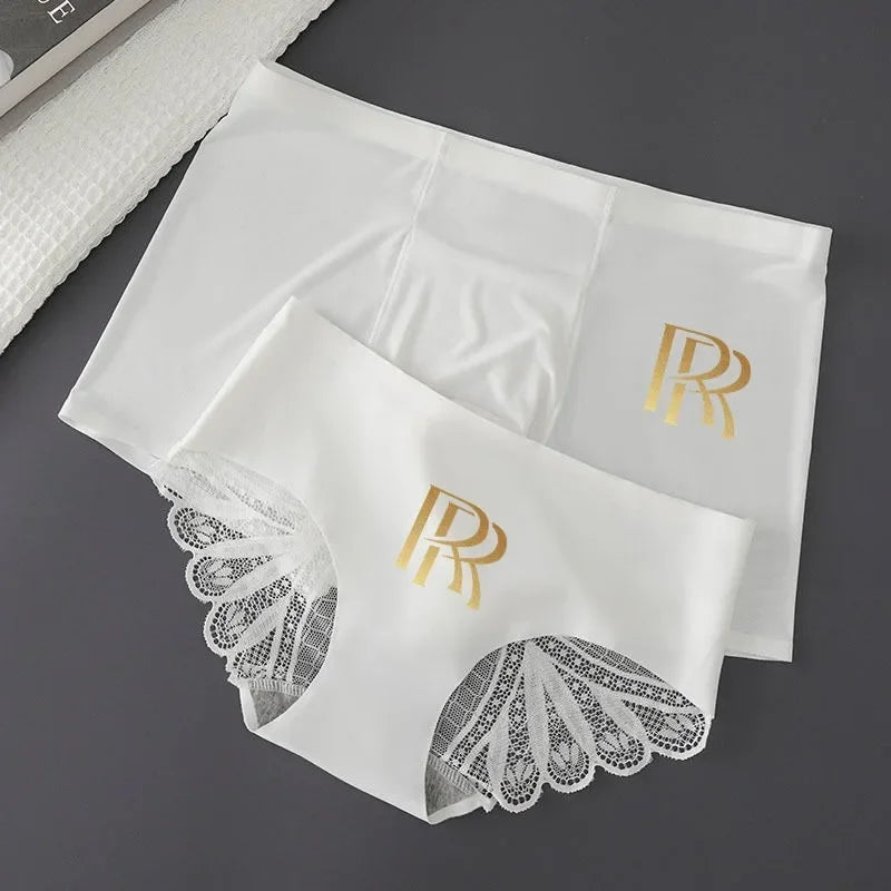 Lingerie de pareja de encaje a juego, sexy bóxer de Corporación Turística, con detalles delicados y ajuste ajustado.