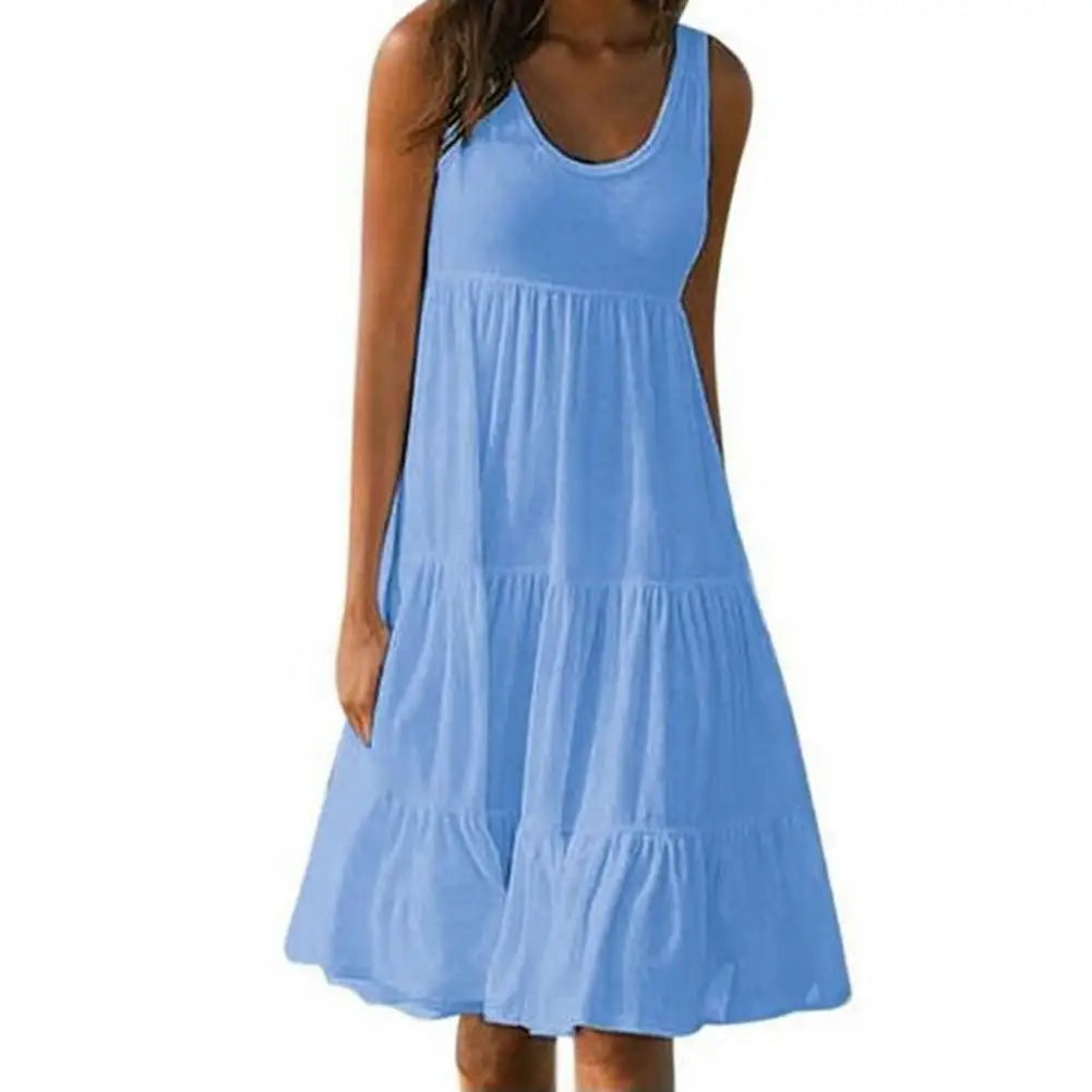 Minivestido informal con cuello redondo y volantes, en color neutro, diseñado por Corporación Turística, mostrando detalles del vestido.