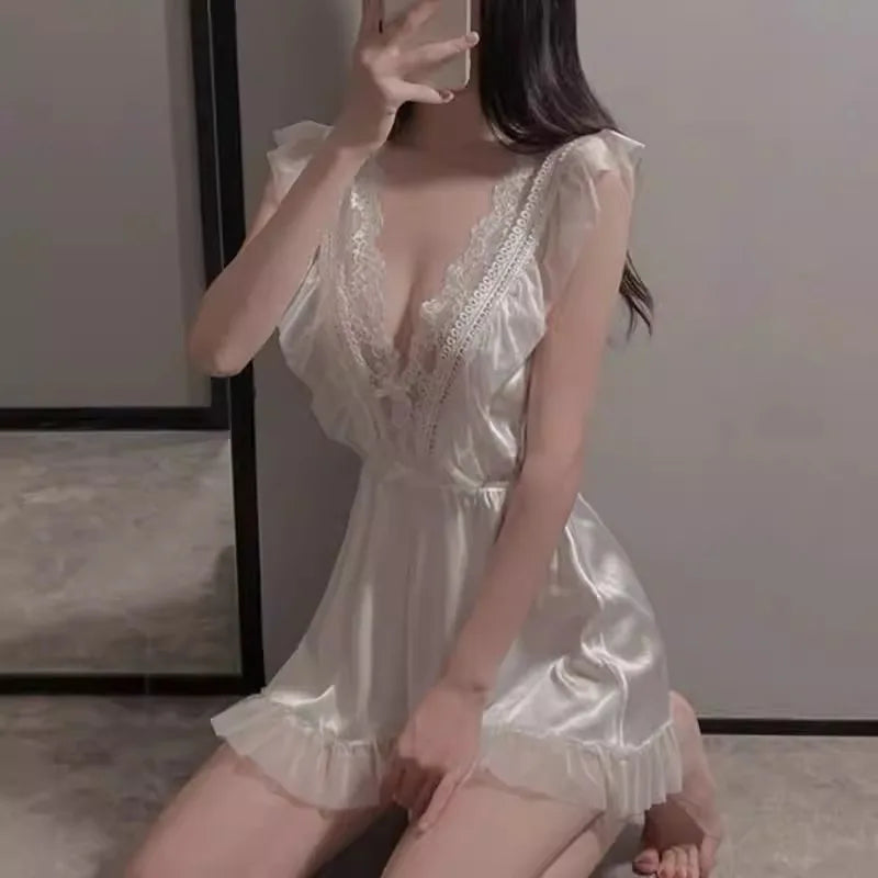 Lingerie sexy con tirantes de encaje en diseño primavera-verano, de Corporación Turística, mostrando detalles de encaje y estilo delicado.