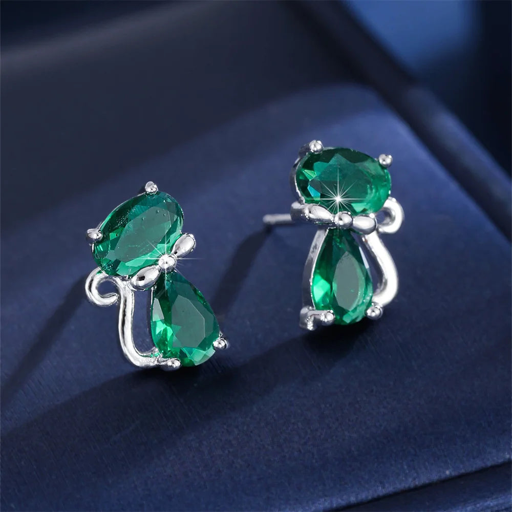 Pendientes pequeños con forma de gato verde y circonita a...