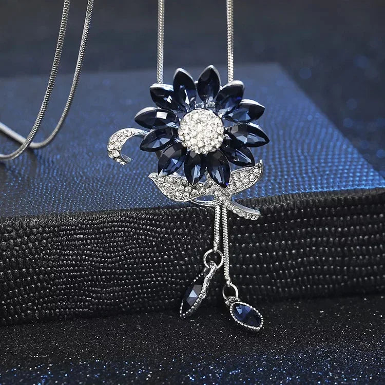 Luxury collar with fox pendant and large crystals, featuring elegant design and intricate details, by Corporación Turística.