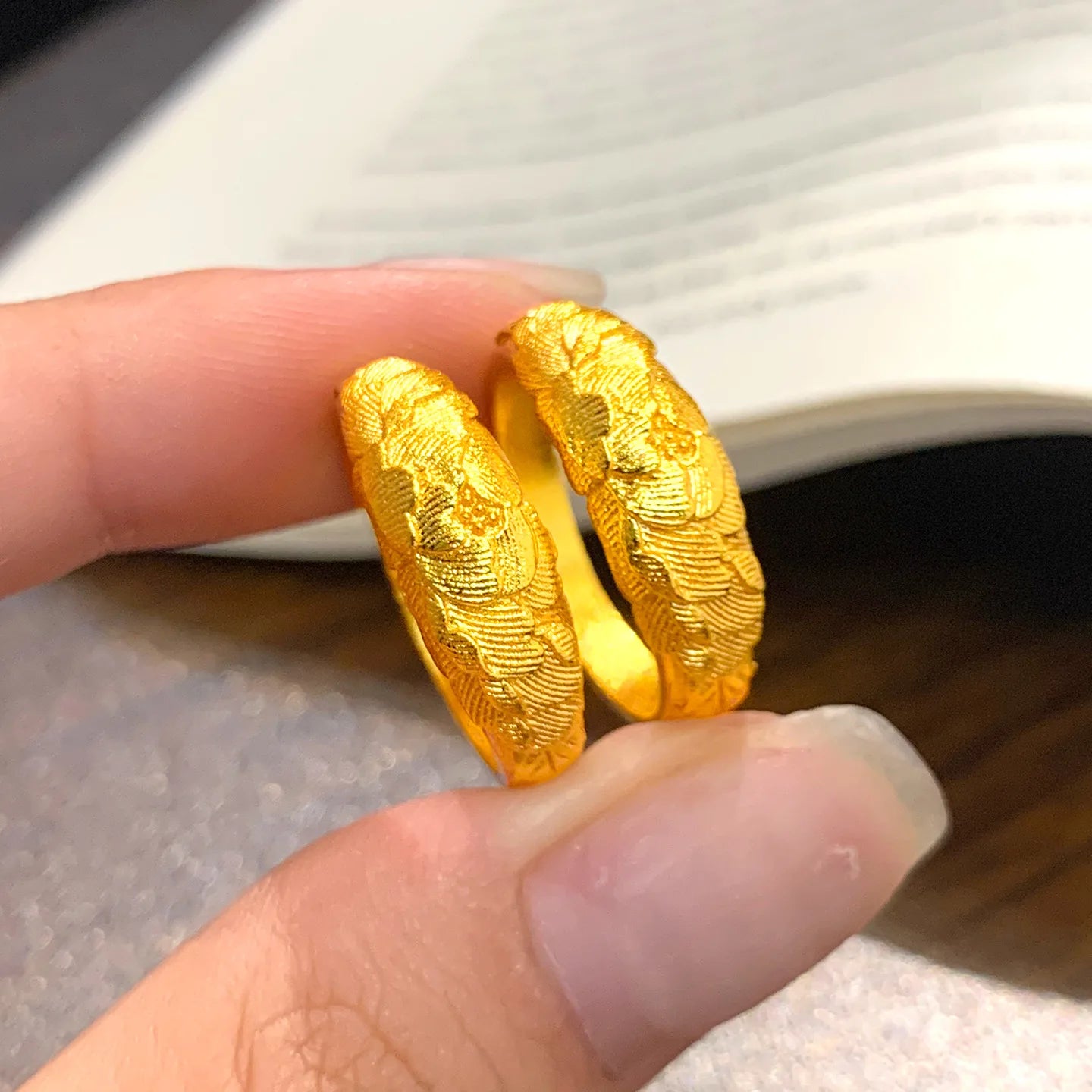 Anillo de oro macizo con relieve de peonía para mujer, fo...