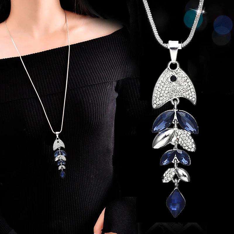 Luxury collar with fox pendant and large crystals, featuring elegant design and intricate details from Corporación Turística.