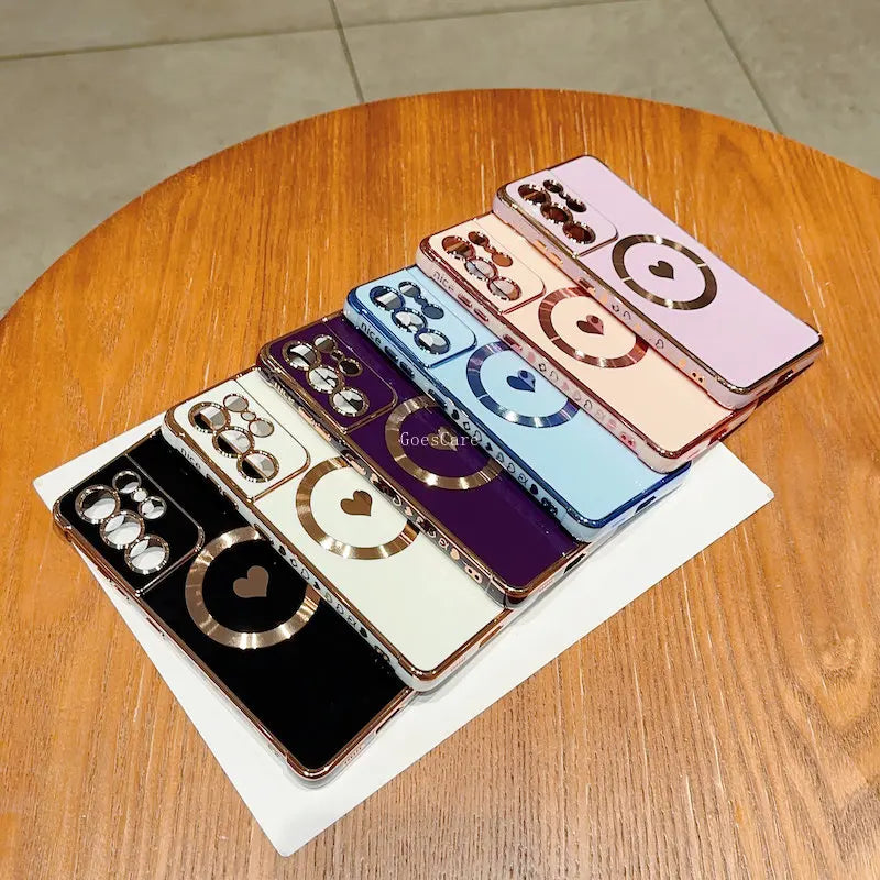 Silicone wireless charging phone case with heart shape design, compatible with smartphones, by Corporación Turística.