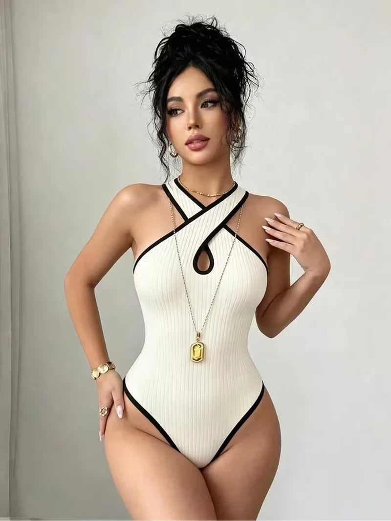 Y2K fashion 3-piece set with halter body and neck detail, stylish clothing from Corporación Turística, shown in the image.