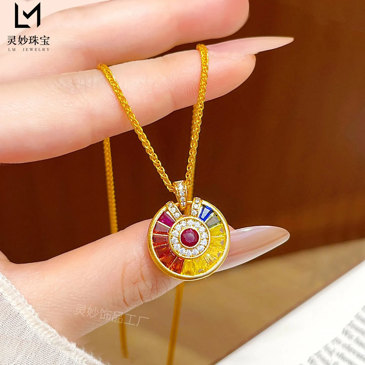 Collar de lujo con colgante de disco arcoíris de oro maci...