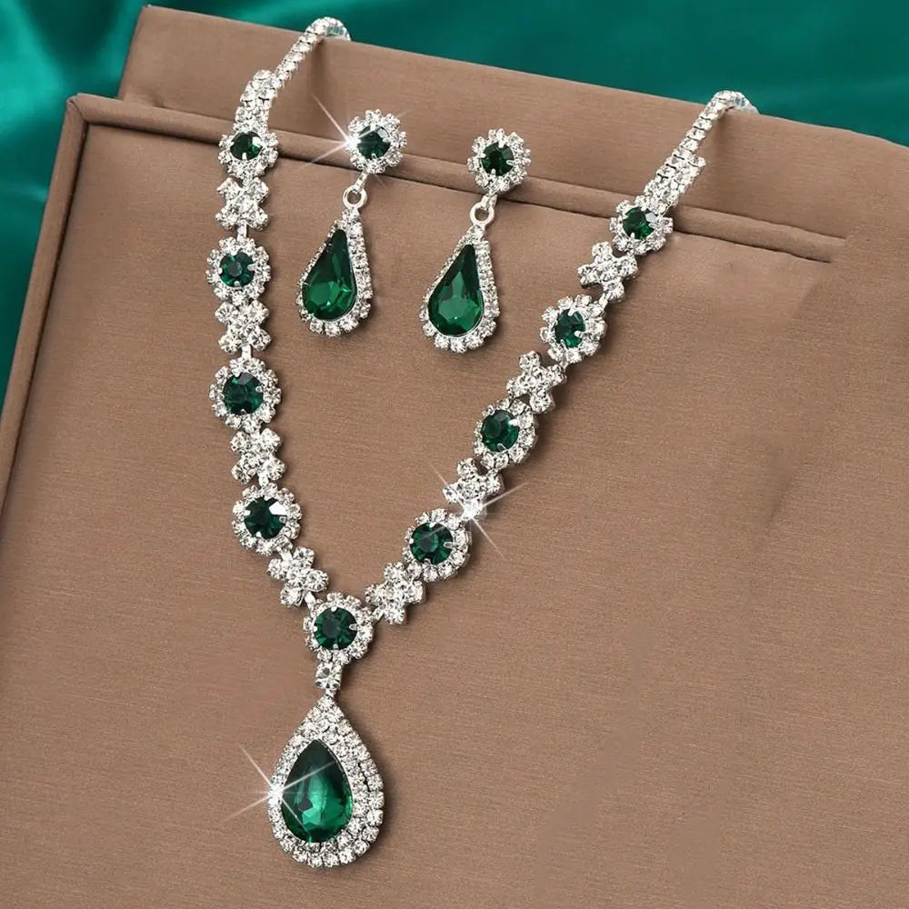Conjunto de pendientes y collar de joyería de cristal a l...