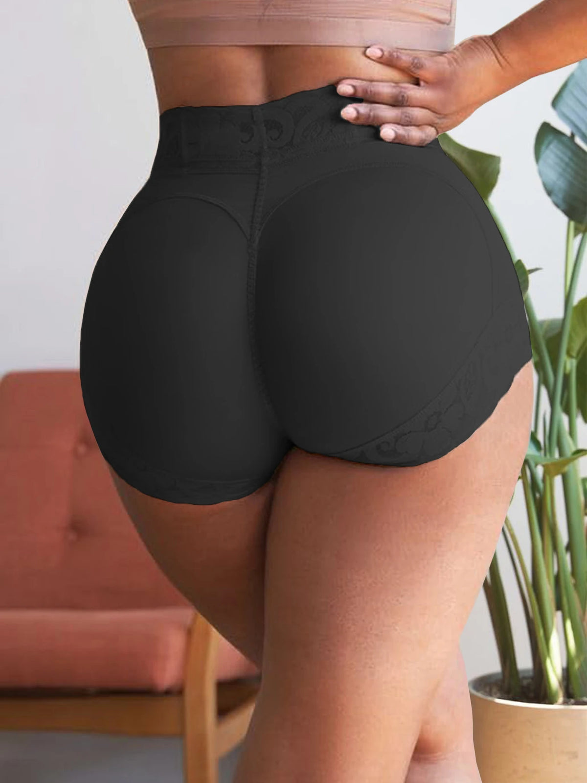 Mujer usando bragas moldeadoras corporación turística, pantalones cortos con contorno y soporte para la figura.