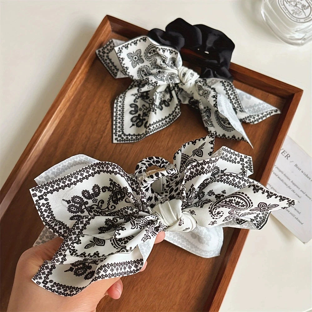 Casual hair clip with floral bow from Corporación Turística, featuring a stylish cachemire design for elegant hair styling.