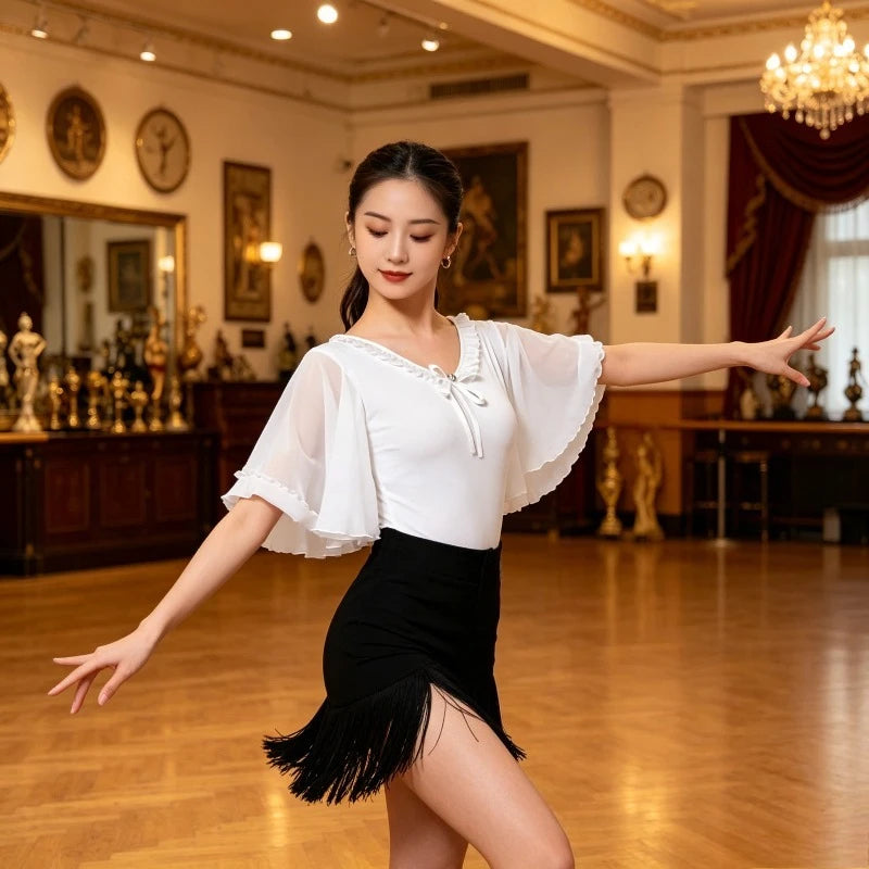 Lingerie top de encaje para mujer, ropa de baile latino moderna, con detalles elegantes y delicados en color negro.