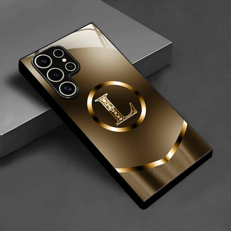 Black glass phone case with the letter L, elegant design, compatible with smartphones, by Corporación Turística.