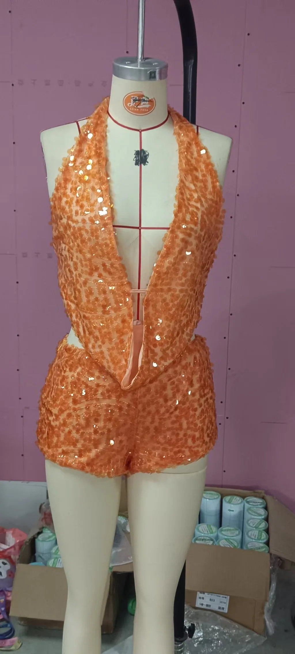 Sección de dos piezas de conjunto sexy con lentejuelas, top sin mangas y pantalones cortos brillantes, de la marca Corporación Turística.