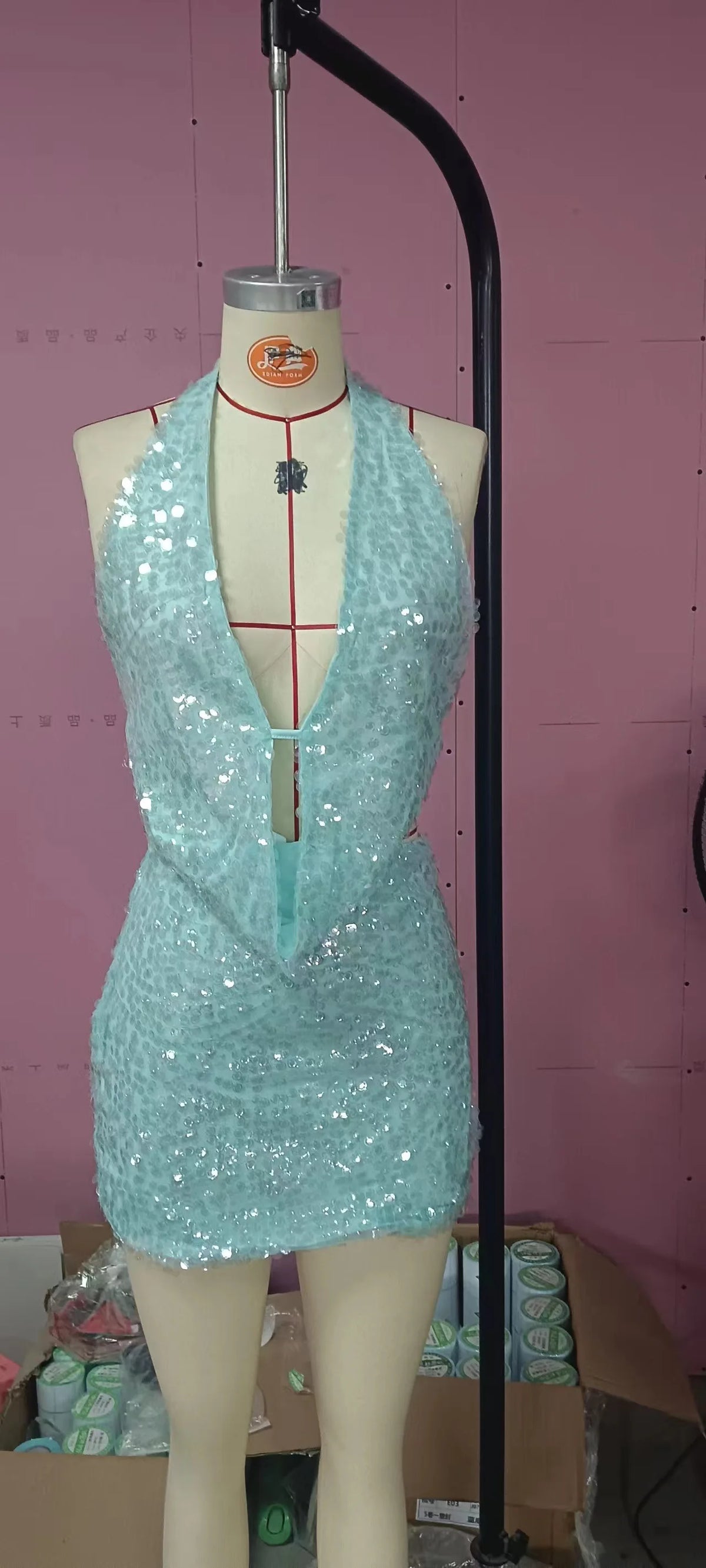 Sección de 2 piezas de conjunto sexy con lentejuelas, sin mangas, en color brillante, diseñado por Corporación Turística.