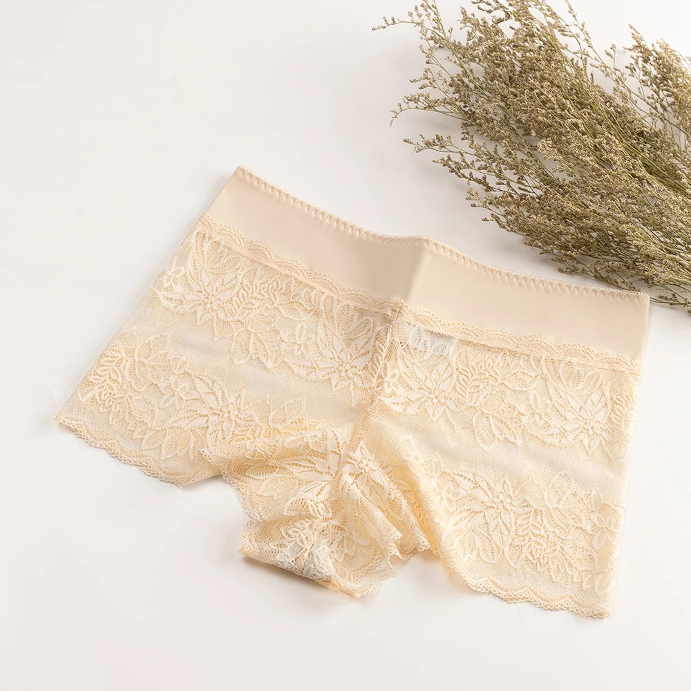 Lace hollow calzones de encaje para mujer, bragas de cintura media en negro, con detalles de encaje delicado.