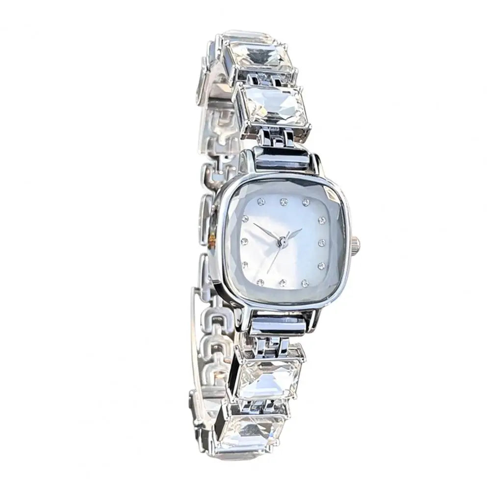 Brillante mujer pulsera reloj con esfera cuadrada, elegante diseño de Corporación Turística en imagen.