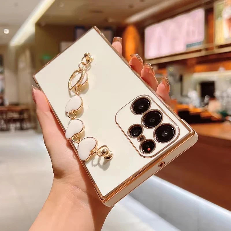Silver heart phone case with chain from Corporación Turística, stylish and protective for smartphones, featuring a modern design.