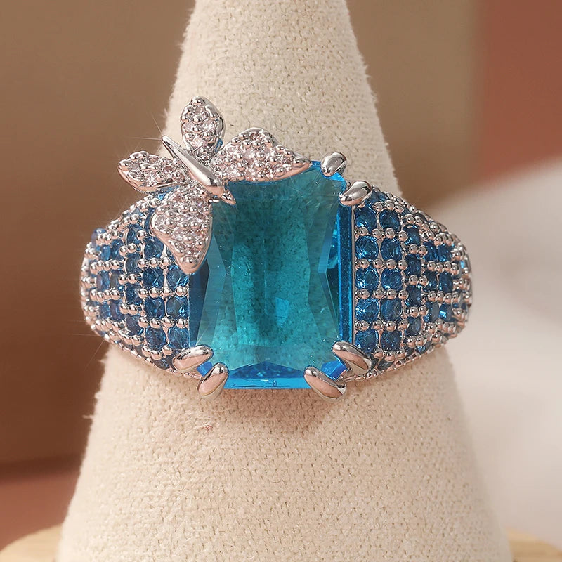 Lujoso anillo de cóctel de BUTTERFLY de topacio azul, ani...