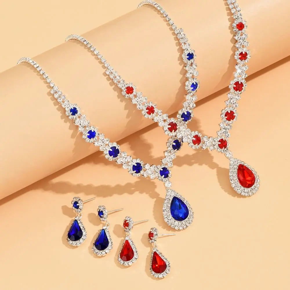Conjunto de pendientes y collar de joyería de cristal a l...