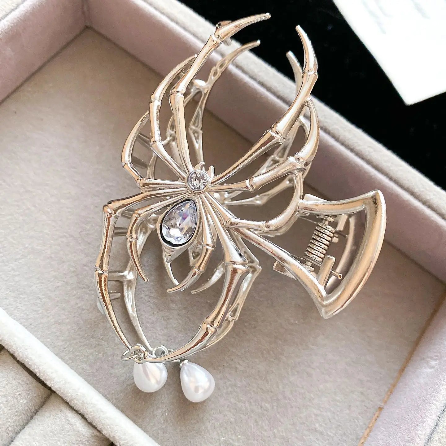 Pinza de Pelo Gótica con Forma de Araña para Mujer, de Metal Calado con Imitación de Perla, Tipo Tiburón, con Dijes, Accesorios de Pelo Modernos M