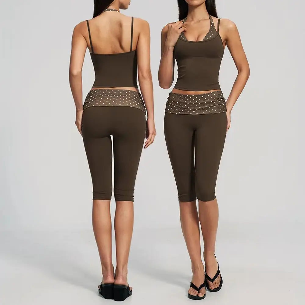 Two-piece women's yoga set with padded crop top and high-waisted leggings, comfortable activewear from Corporación Turística.