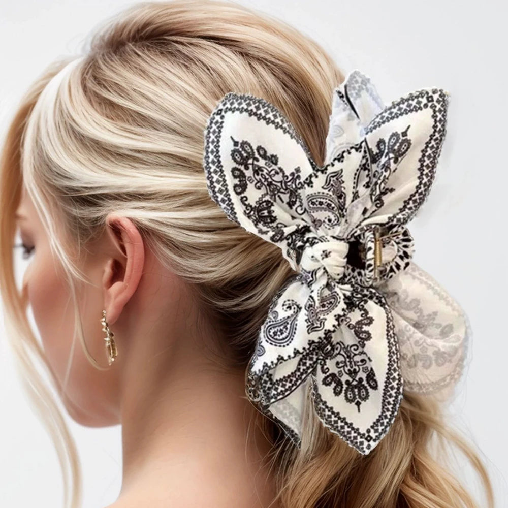 Beautiful hair clip with a floral bow design from Corporación Turística, featuring a stylish cachemire-inspired fabric.