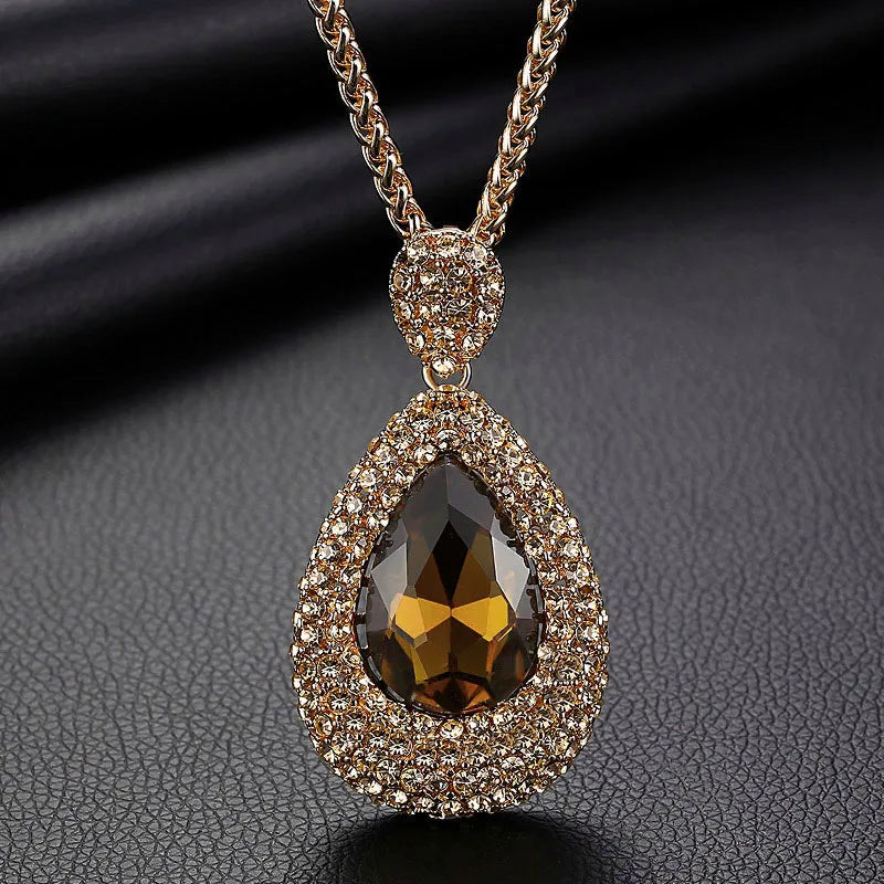 Luxury necklace with fox pendant and large crystals, featuring elegant design from Corporación Turística.