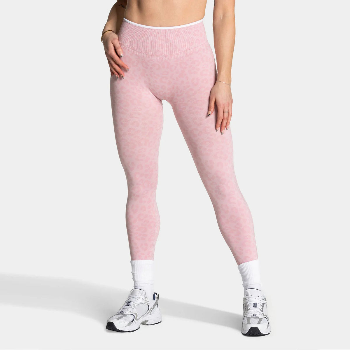 Seamless leggings from Corporación Turística, made of super soft fabrics, shown in a close-up view highlighting the smooth material.