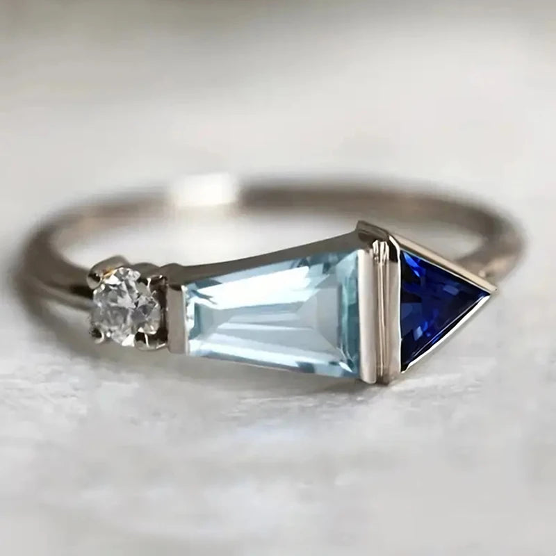 Anillo de Dedo Huitan con Circonita Cúbica Azul Geométric...
