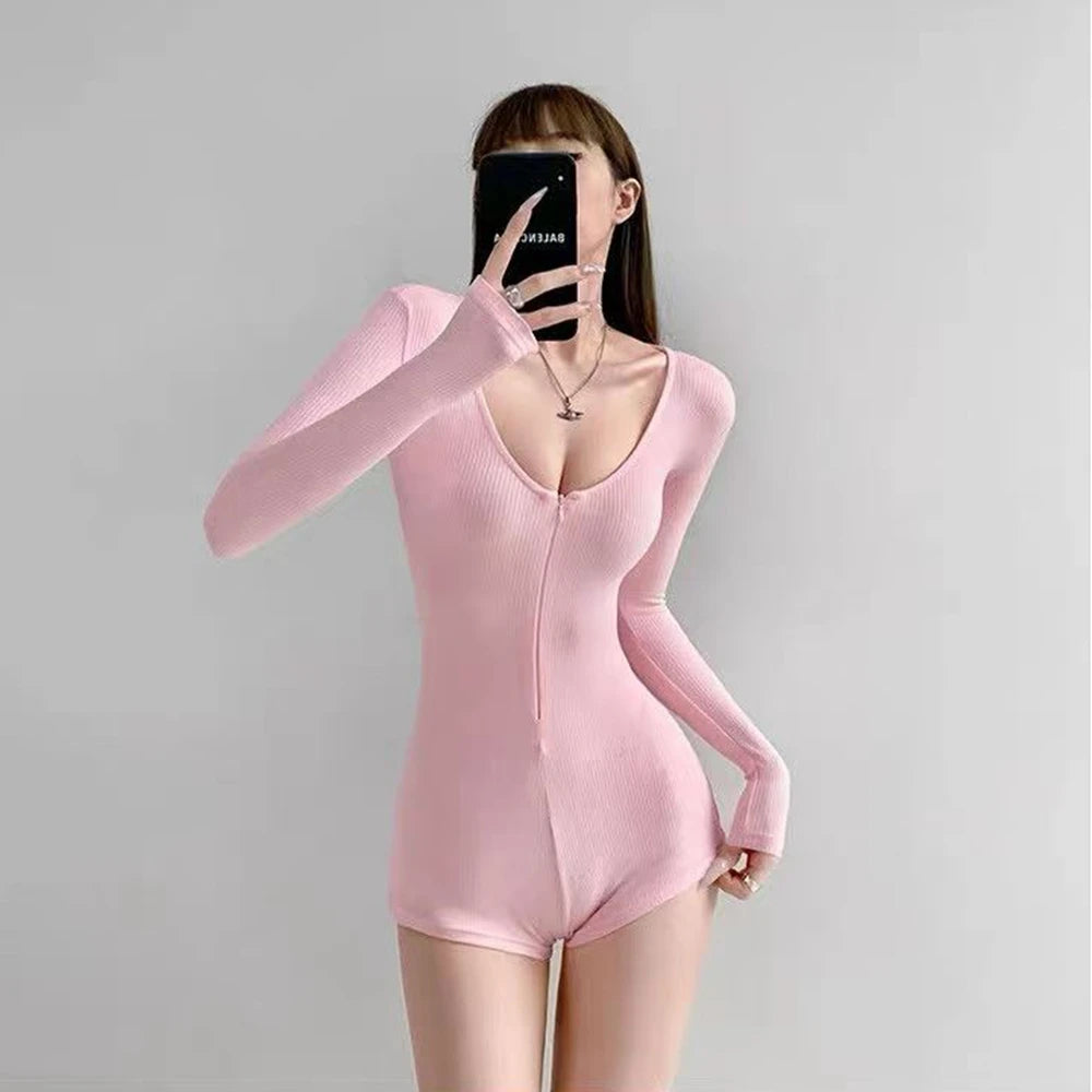 Elástico mono corto de yoga para mujer, ajustado y cómodo, en color negro, ideal para ejercicio y entrenamiento.