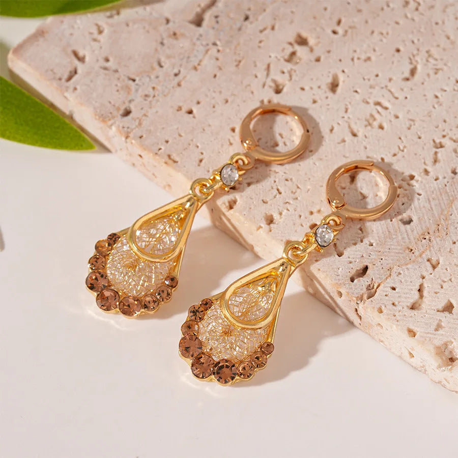Un par de pendientes largos de borla de cristal de gota d...