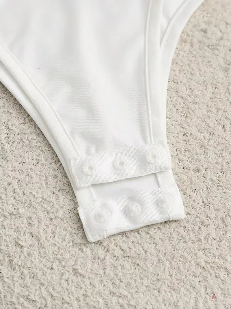 Elegante body de mujer con bordado floral de mariposas en color negro, de la marca Corporación Turística, con detalles delicados.