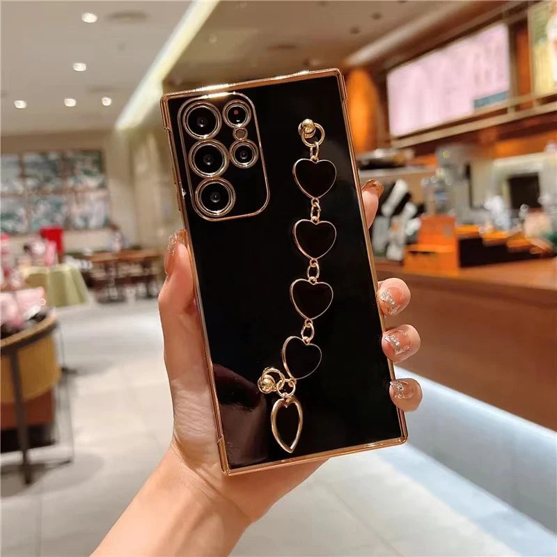 Fashion phone case with silver heart charm and chain from Corporación Turística, featuring a stylish and protective design.