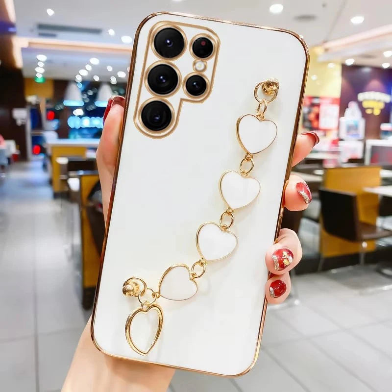 Fashion phone case with silver heart and chain from Corporación Turística, showcasing a stylish protective accessory.