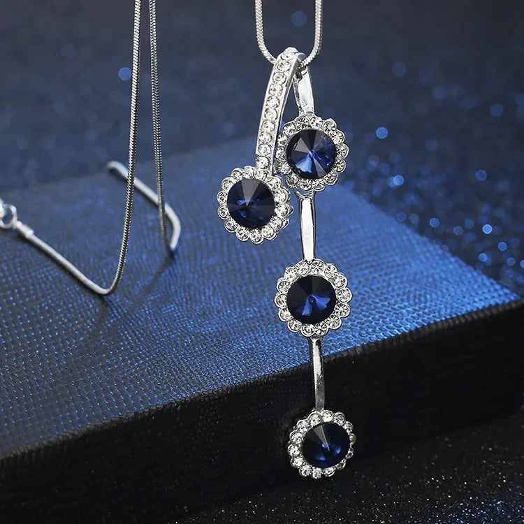 Luxury collar from Corporación Turística featuring a fox pendant and large crystal accents on a stylish chain.