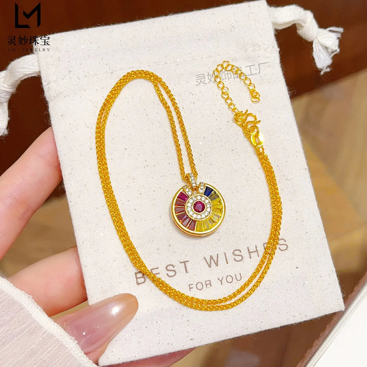 Collar de lujo con colgante de disco arcoíris de oro maci...