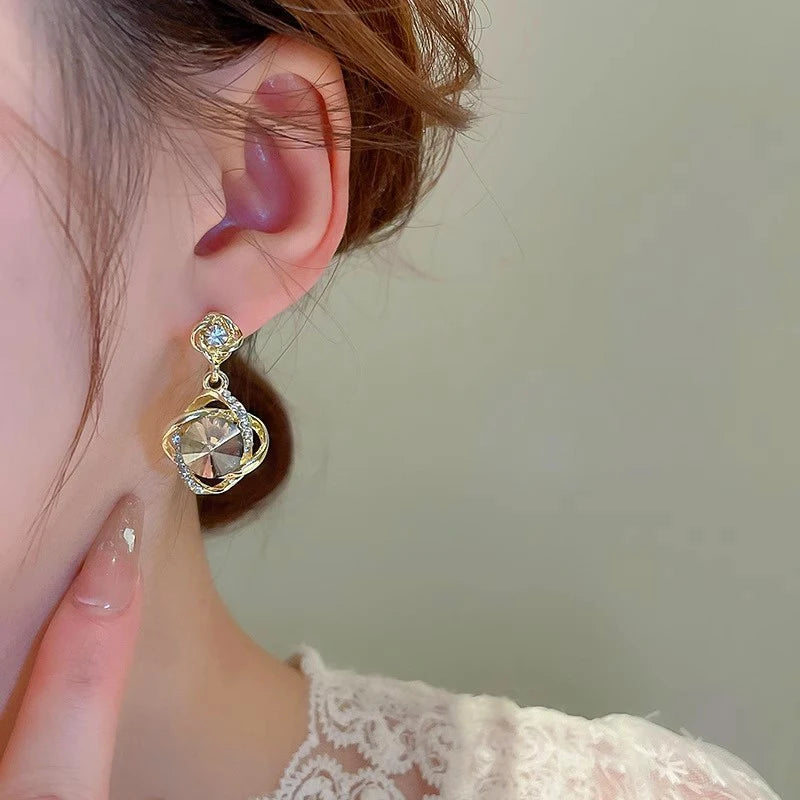 Pendientes con colgante de cristal redondo envuelto de di...