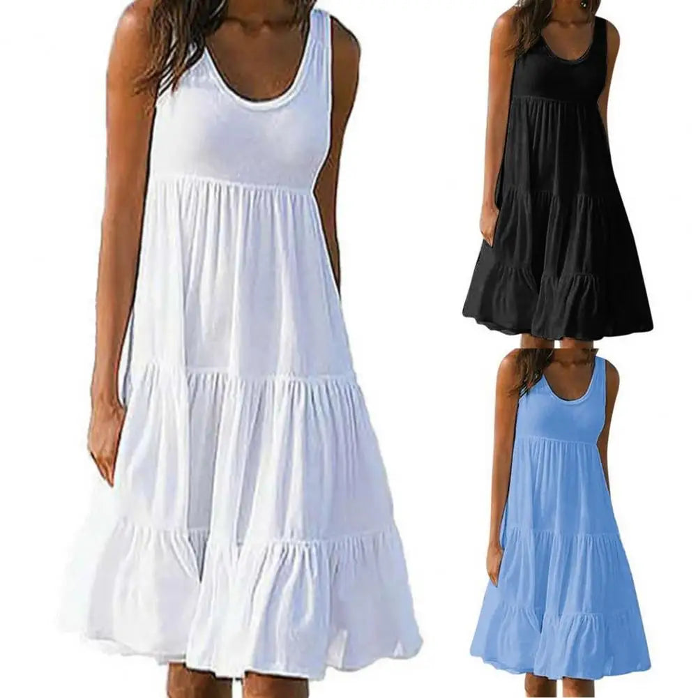 Casual minivestido con cuello redondo y volantes, de Corporación Turística, mostrando el diseño y detalles del vestido en la imagen.