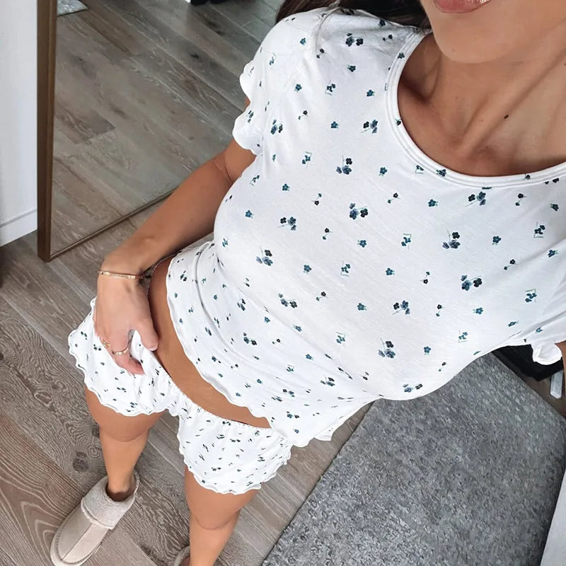 Two-piece floral autumn pajamas for women by Corporación Turística, featuring a cozy, stylish pajama set with a floral pattern.
