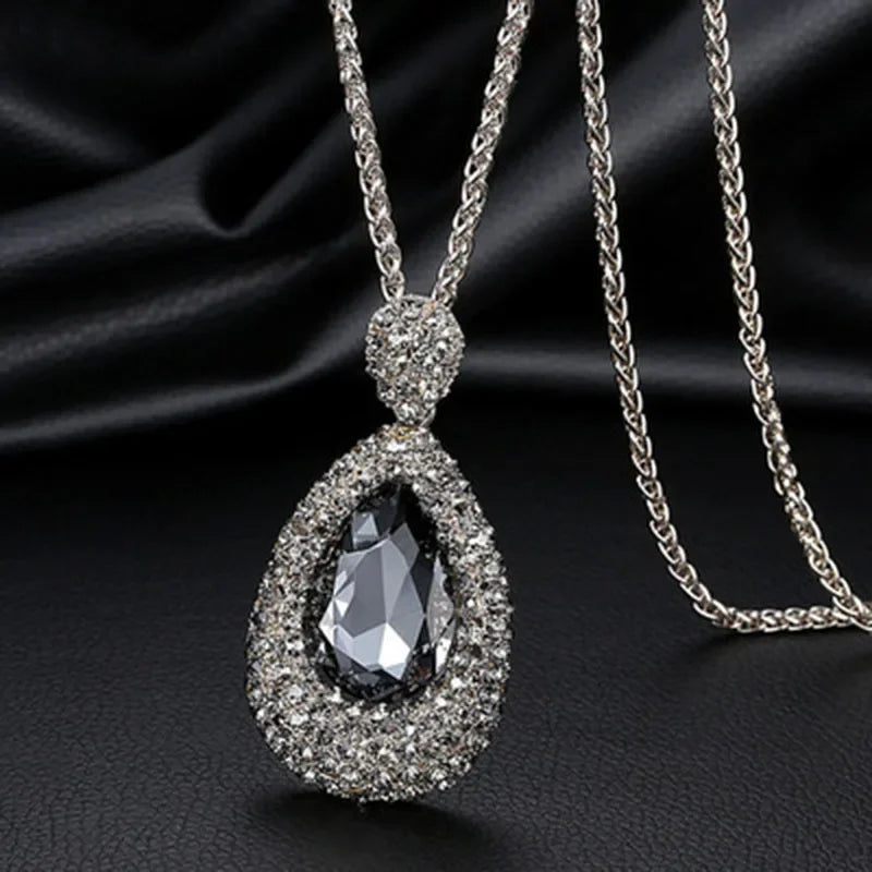 Luxury collar featuring a fox pendant with large crystals, elegant jewelry piece by Corporación Turística.