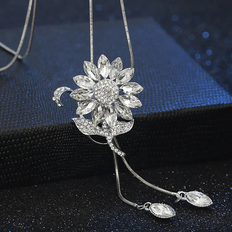 Luxury fox pendant necklace with large crystals, featuring a stylish collar design from Corporación Turística.