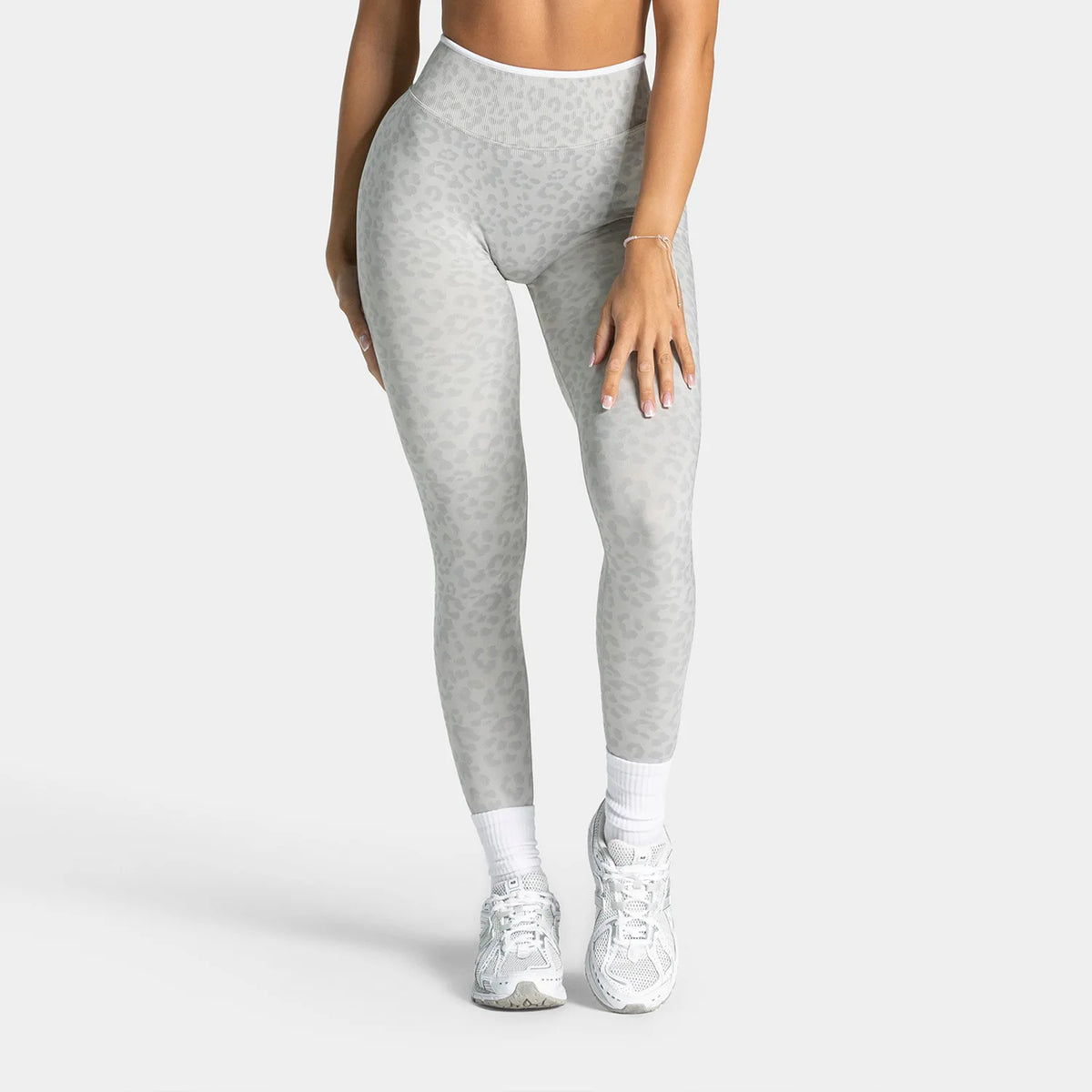 Seamless leggings from Corporación Turística in soft, stretchy fabric, shown on a model highlighting their comfortable fit.