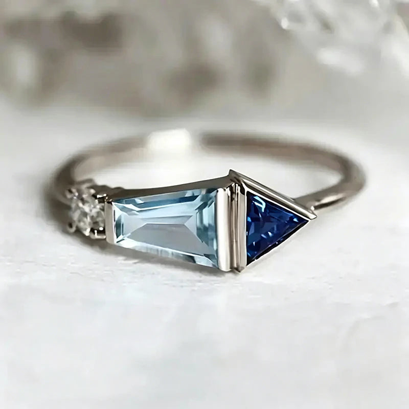Anillo de Dedo Huitan con Circonita Cúbica Azul Geométric...