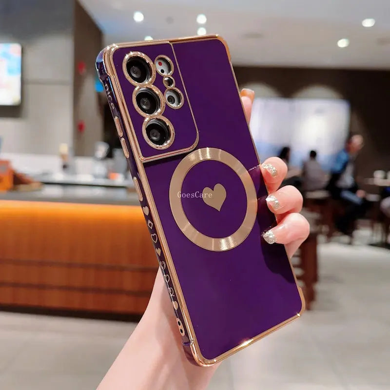 Silicone wireless charger case with heart shape by Corporación Turística, designed for smartphone protection and charging.