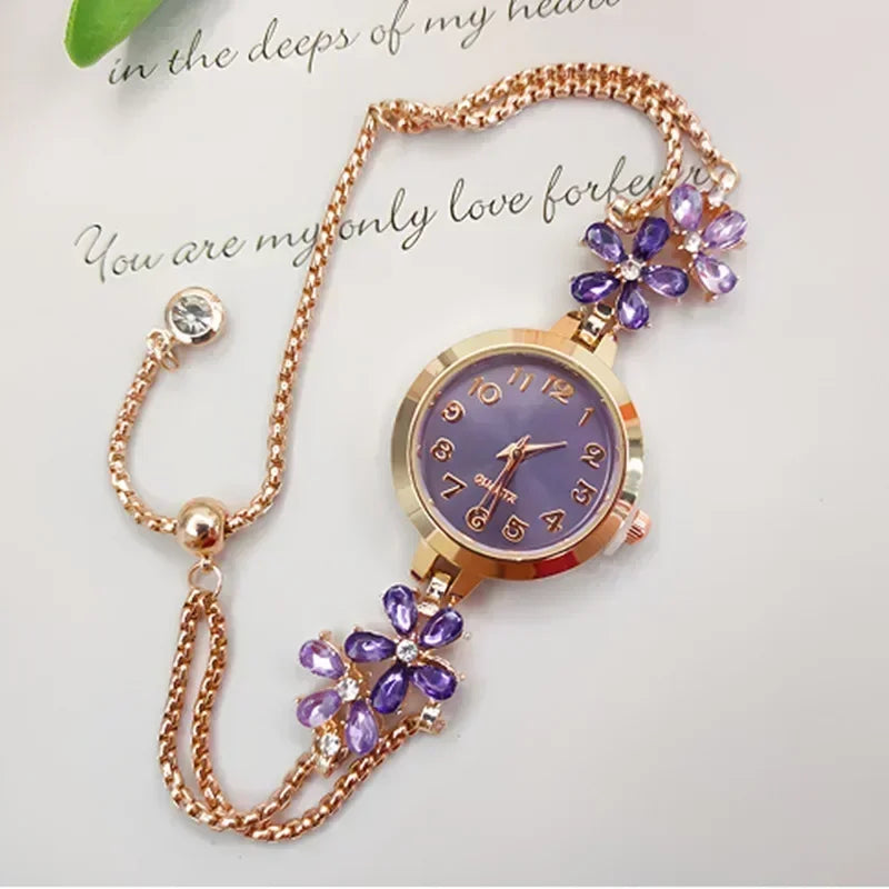 Reloj floral de cuarzo con detalles morados y correa de eslabones