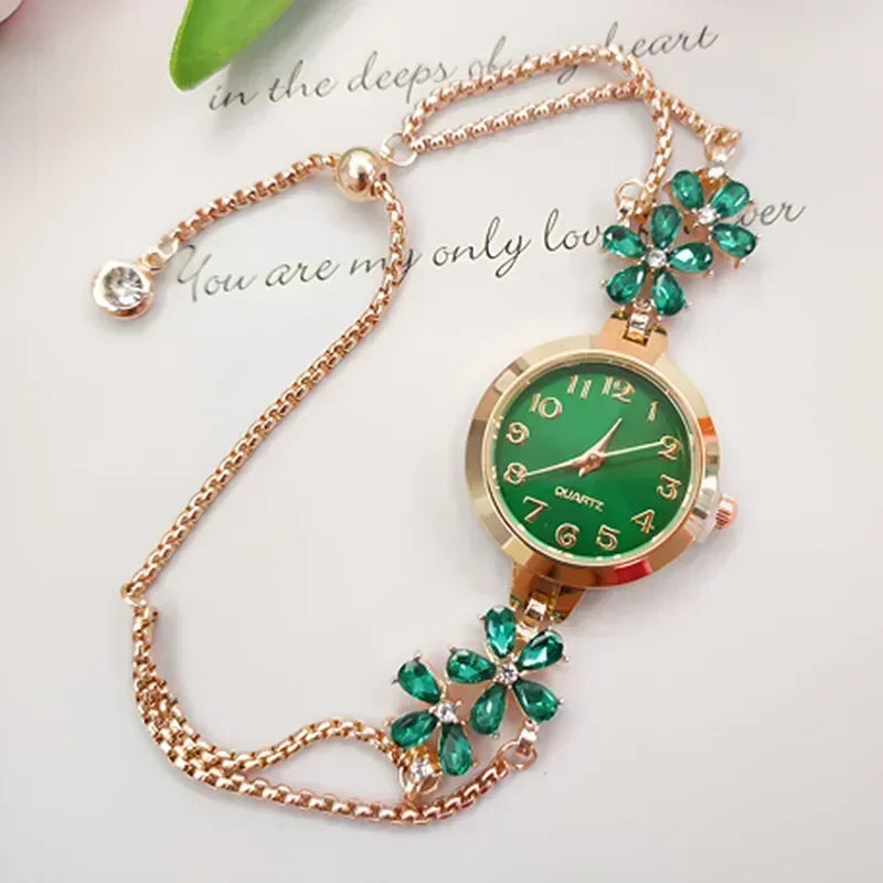 Reloj de cuarzo con esfera verde y flores decorativas