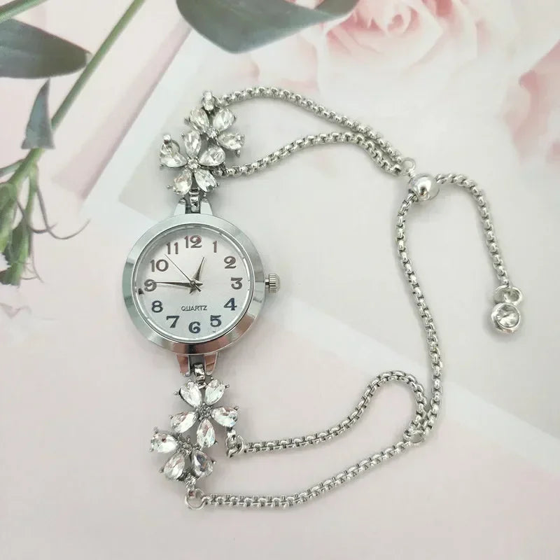 Reloj para mujer con diseño floral y acabado plateado