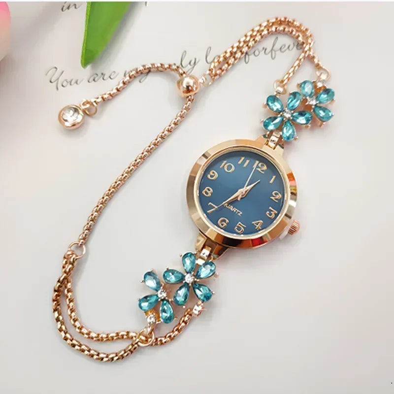 Reloj floral azul con caja y correa doradas